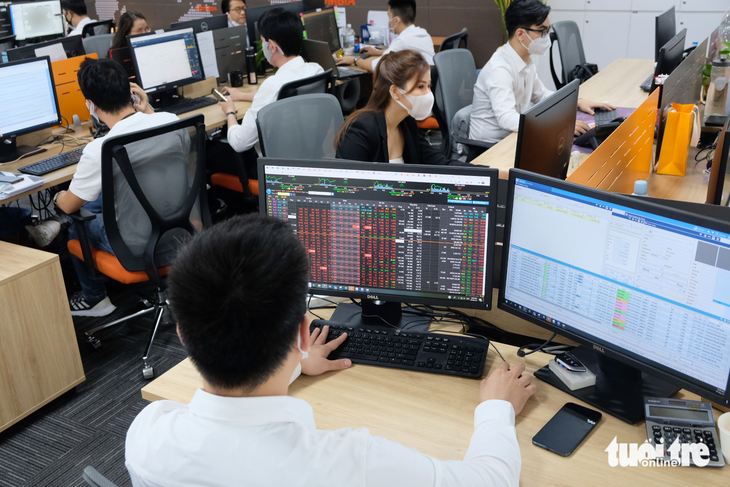 Bão chưa tan, cơ hội nào cho nhà đầu tư chứng khoán trong năm 2023? - Ảnh 1.
