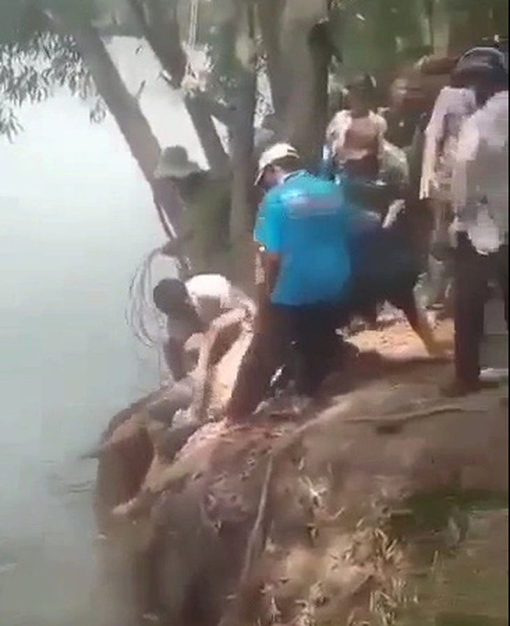 Người dân tham gia tìm kiếm thi thể hai học sinh lớp 8 bị chết đuối - Ảnh trích xuất từ clip