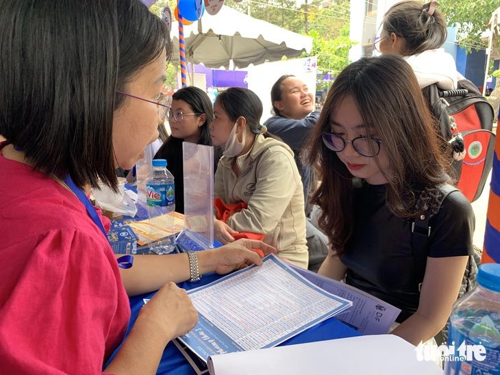 Học sinh tìm hiểu thông tin tuyển sinh và cách thức đăng ký xét tuyển vào Trường đại học Kinh tế - Luật (Đại học Quốc gia TP.HCM) tại Ngày hội tư vấn tuyển sinh - hướng nghiệp 2024 - Ảnh: TRẦN HUỲNH