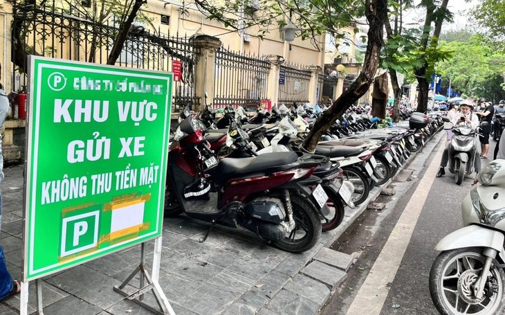 Xu thế không dùng tiền mặt ngày càng phổ biến với những món hàng, dịch vụ giá trị vài nghìn đồng - Ảnh: B.K