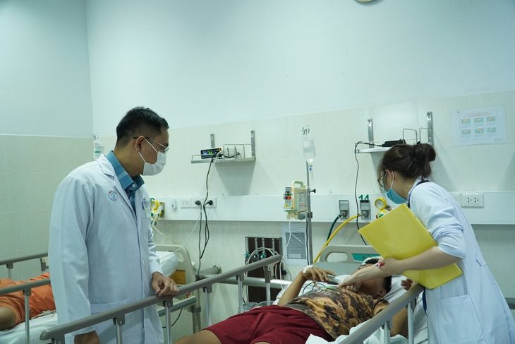 Ăn chả lụa bán dạo, ba anh em ruột tại TP.HCM ngộ độc botulinum - Ảnh 1.