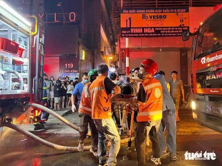 Các nạn nhân xấu số được lực lượng chức năng đưa ra ngoài - Ảnh: MINH THANH ;