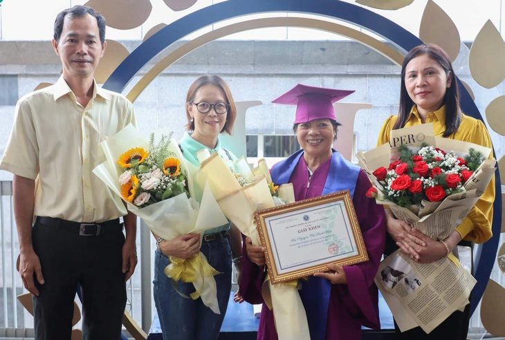 Bà Nguyễn Thị Bạch Vân (thứ hai từ phải sang) trong lễ tốt nghiệp, nhận bằng thạc sĩ luật - Ảnh: NVCC