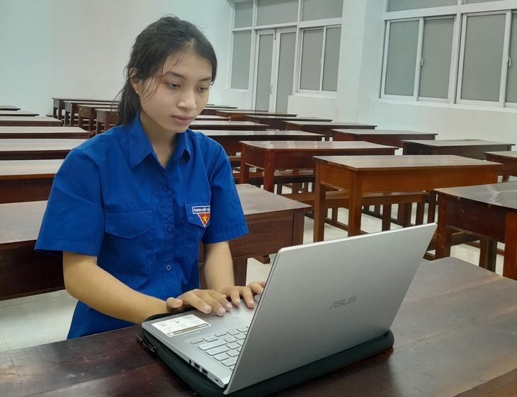 Sinh viên Ksơr Hờ Qúy bên máy tính một bạn đọc gởi tặng - Ảnh: Tác giả cung cấp