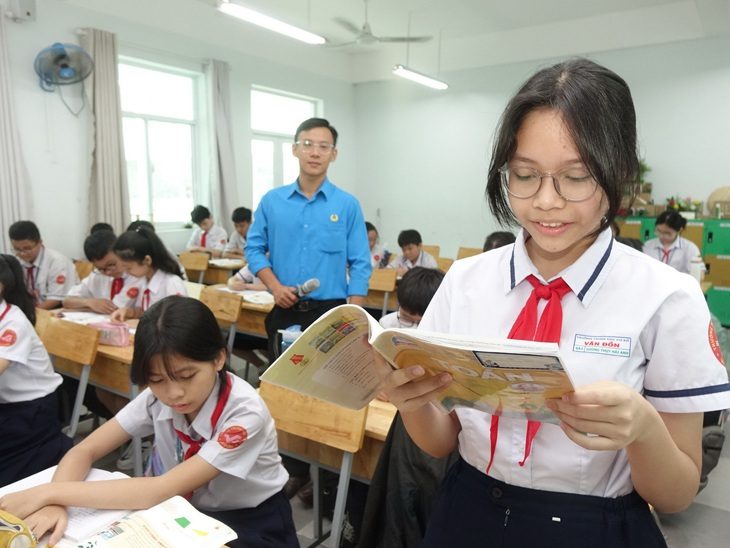 Một tiết học của học sinh lớp 6 Trường THCS Vân Đồn, quận 4, TP.HCM. Năm nay công tác tuyển sinh đầu cấp của TP.HCM sẽ được thực hiện theo hình thức trực tuyến - Ảnh: NHƯ HÙNG