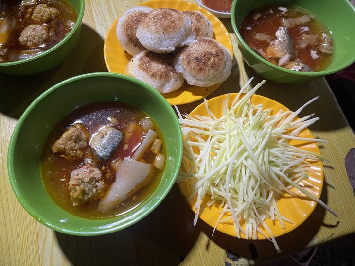 Bánh căn trứng, tôm, mực, thịt bò kiểu Phan Thiết, Đà Lạt, Nha Trang... bạn đã thử chưa? - Ảnh 1.