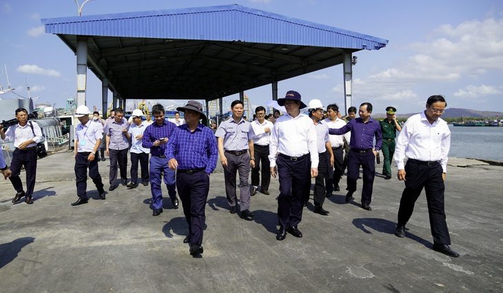 Bộ trưởng Bộ Nông nghiệp và Phát triển nông thôn Lê Minh Hoan và lãnh đạo tỉnh Bà Rịa - Vũng Tàu kiểm tra một cảng cá ở Vũng Tàu về phòng chống khai thác thủy sản trái phép - Ảnh: ĐÔNG HÀ