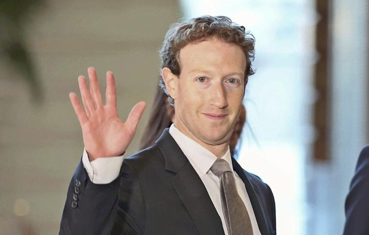 Tỉ phú Zuckerberg vẫy tay chào trước khi vào Văn phòng thủ tướng Nhật tại Tokyo vào hôm 27-2 - Ảnh: Yomiuri Shimbun
